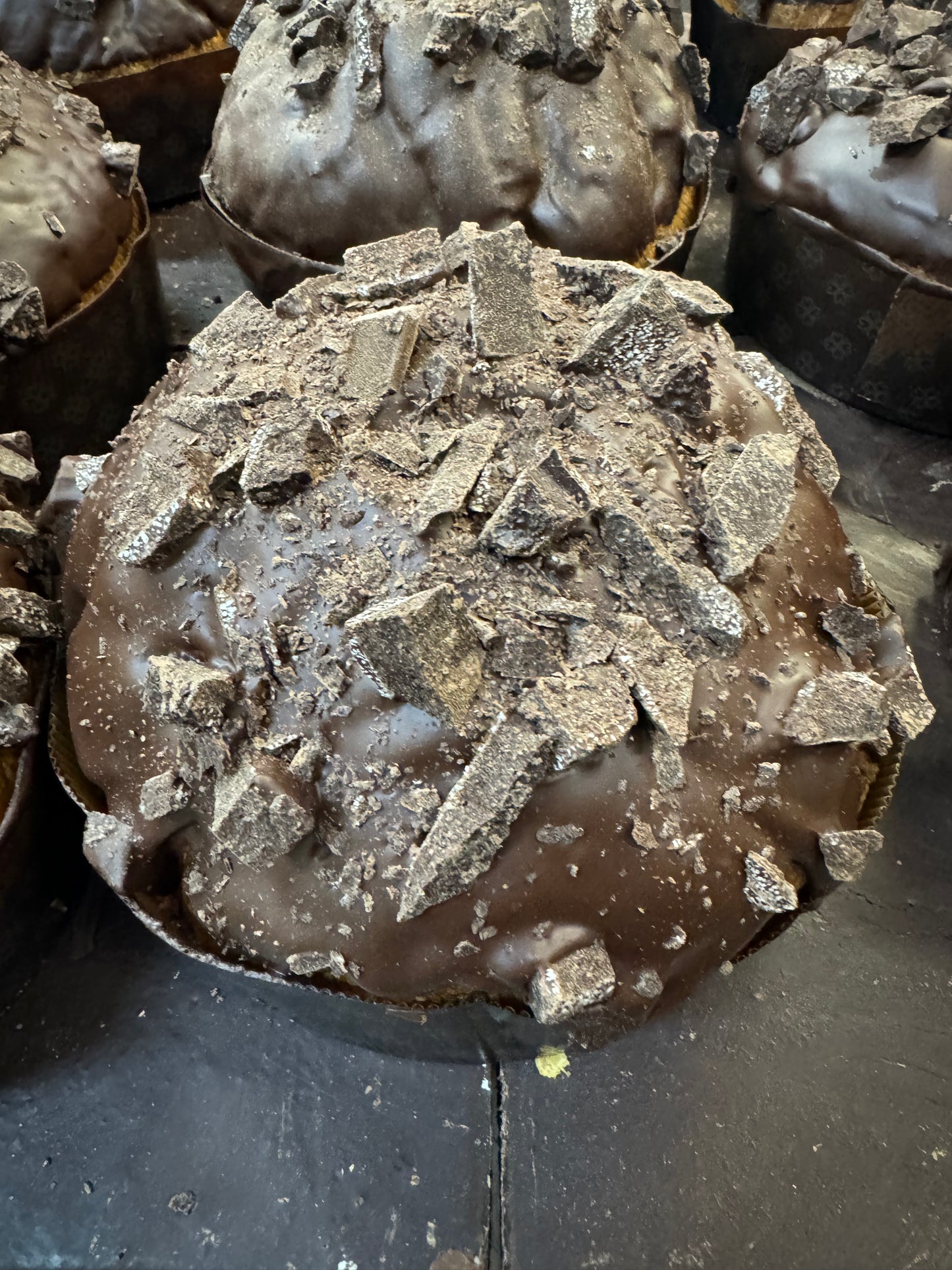 Il modicano, Il sapore irresistibile, antico e tenace del cioccolato di Modica è l’ingrediente cardine del nostro panettone artigianale al cioccolato, arricchito di una pasta morbida e leggera..
