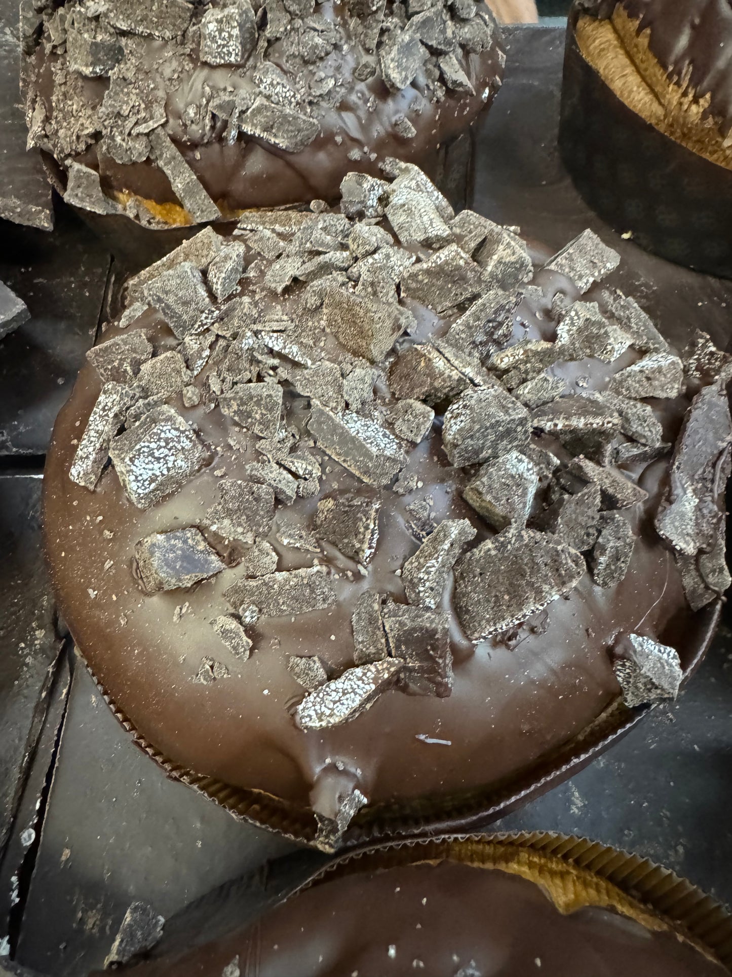 Il modicano, Il sapore irresistibile, antico e tenace del cioccolato di Modica è l’ingrediente cardine del nostro panettone artigianale al cioccolato, arricchito di una pasta morbida e leggera..